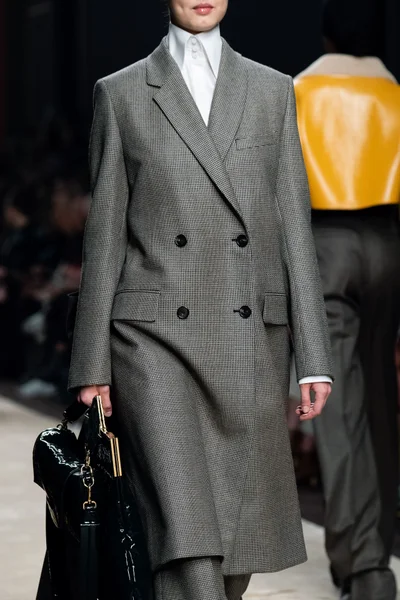 Look 16